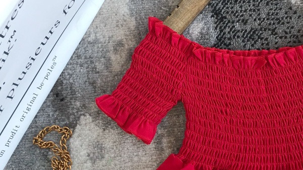 Modern gyerekruha csupasz vállakkal, piros színben