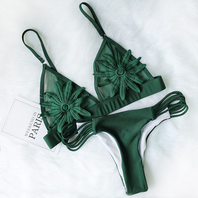 Μοντέρνο μαγιό δύο τεμαχίων με τρισδιάστατα στοιχεία σε διάφορα χρώματα