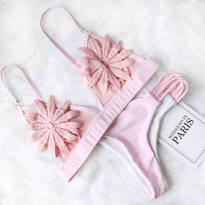 Μοντέρνο μαγιό δύο τεμαχίων με τρισδιάστατα στοιχεία σε διάφορα χρώματα