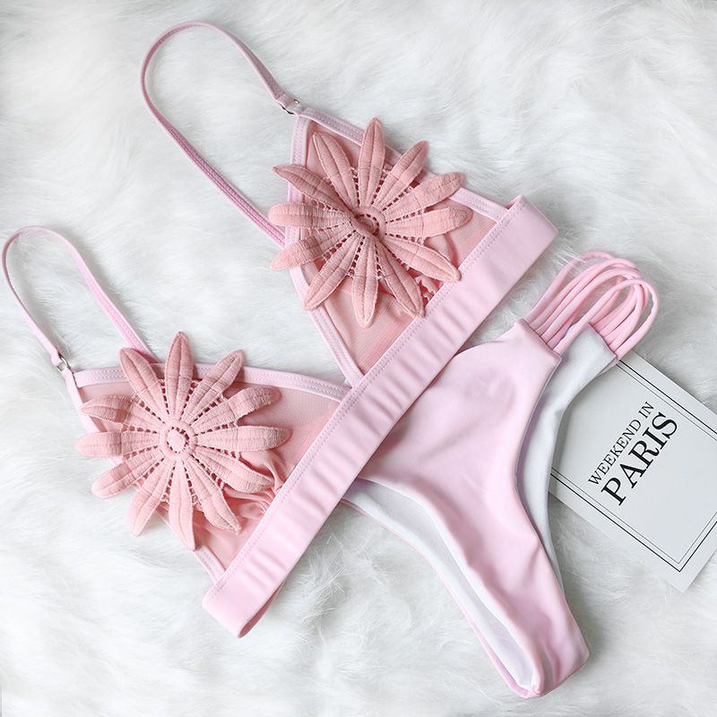 Μοντέρνο μαγιό δύο τεμαχίων με τρισδιάστατα στοιχεία σε διάφορα χρώματα