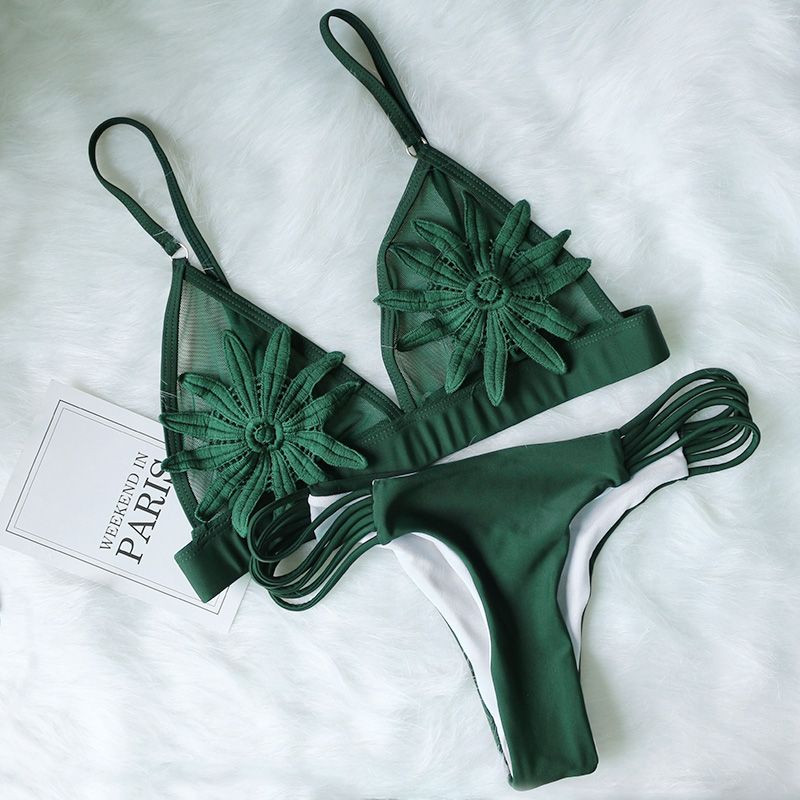 Μοντέρνο μαγιό δύο τεμαχίων με τρισδιάστατα στοιχεία σε διάφορα χρώματα