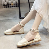 Stílusos női cipő eko bőrből, fekete-fehér fém elemekkel