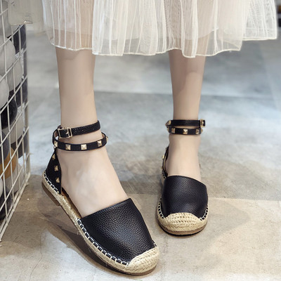 Stílusos női cipő eko bőrből, fekete-fehér fém elemekkel