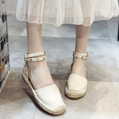 Stílusos női cipő eko bőrből, fekete-fehér fém elemekkel