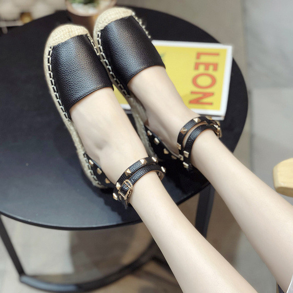 Stílusos női cipő eko bőrből, fekete-fehér fém elemekkel