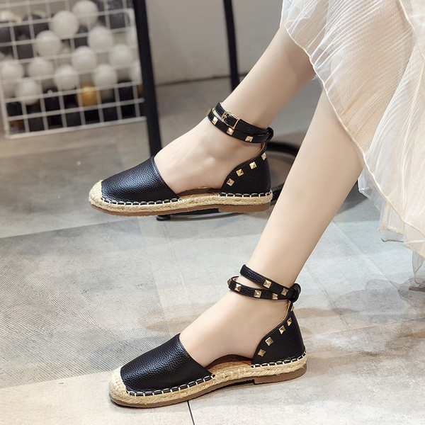 Stílusos női cipő eko bőrből, fekete-fehér fém elemekkel