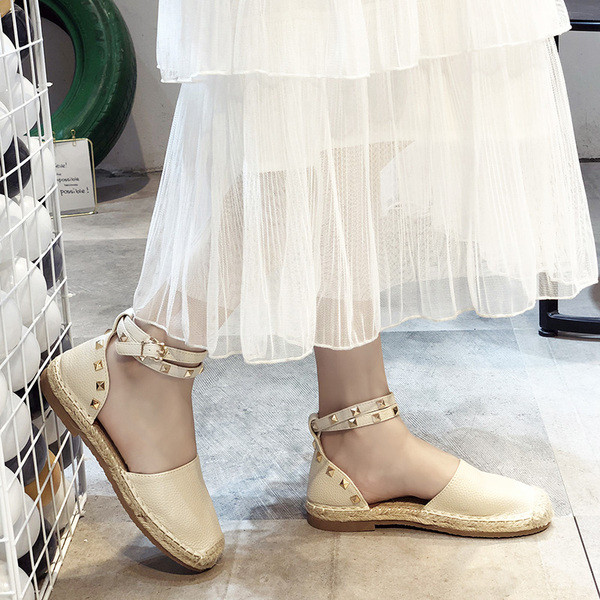 Stílusos női cipő eko bőrből, fekete-fehér fém elemekkel