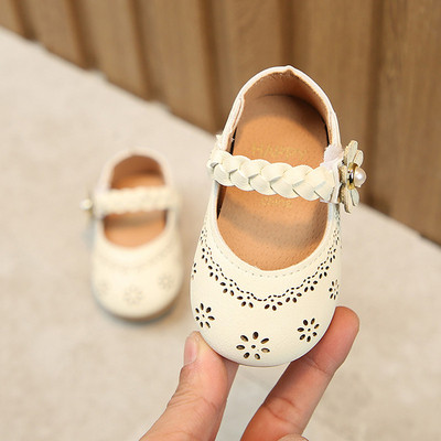 Бебешки обувки в бял и розов цвят с 3D елемент