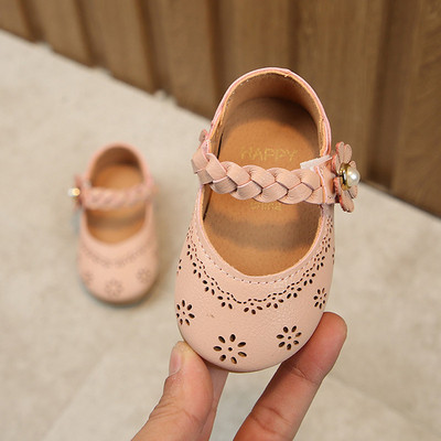 Fehér és rózsaszín babacipő 3D elemmel