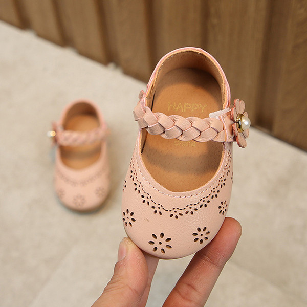 Fehér és rózsaszín babacipő 3D elemmel