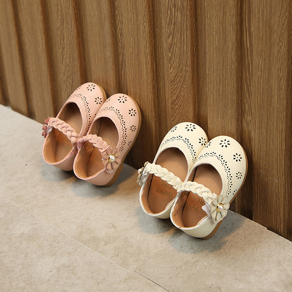 Fehér és rózsaszín babacipő 3D elemmel