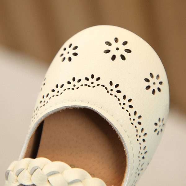 Fehér és rózsaszín babacipő 3D elemmel