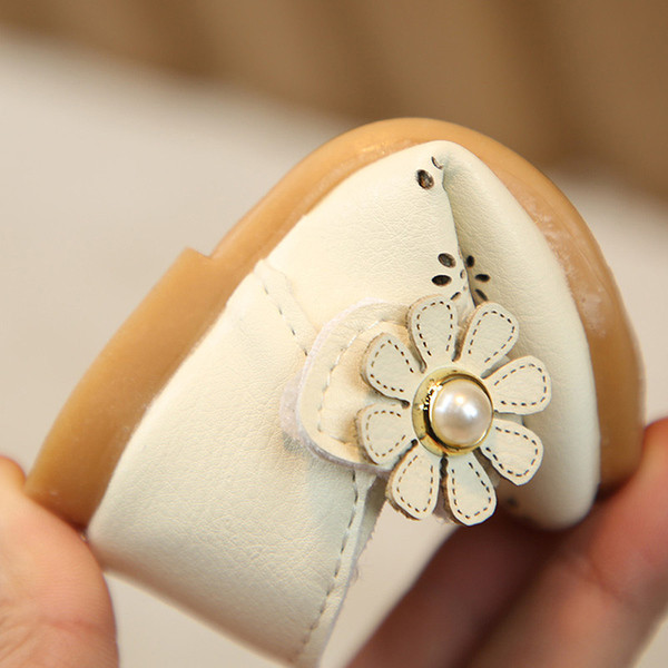 Fehér és rózsaszín babacipő 3D elemmel