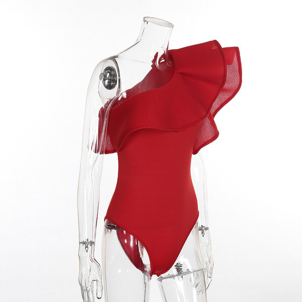 Corpul femeilor moderne în alb, negru și roșu