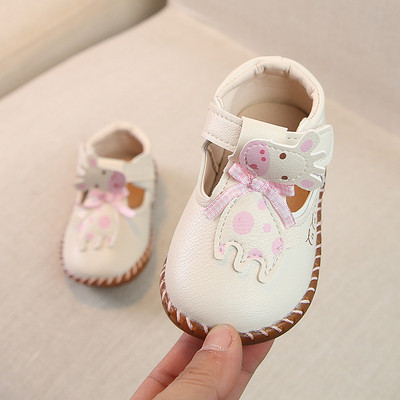 Új babacipő modell fehér és rózsaszín színben