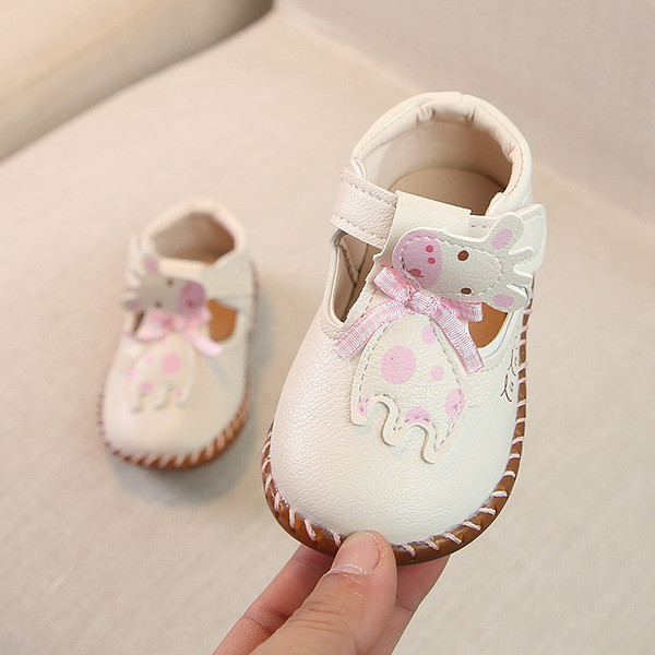 Új babacipő modell fehér és rózsaszín színben