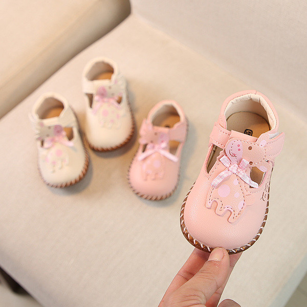 Új babacipő modell fehér és rózsaszín színben