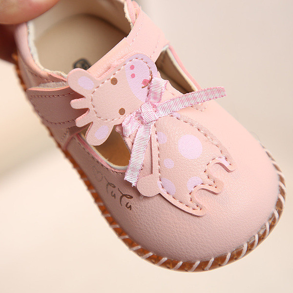 Új babacipő modell fehér és rózsaszín színben