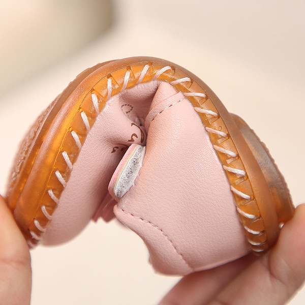 Új babacipő modell fehér és rózsaszín színben