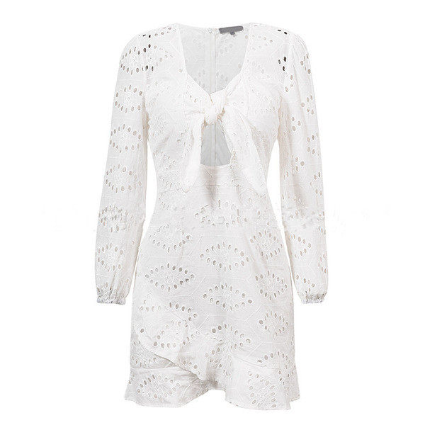 Κομψό γυναικείο φόρεμα σε λευκό με μακριά μανίκια