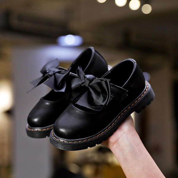 Modern gyerekcipő lányoknak fehér és fekete színben