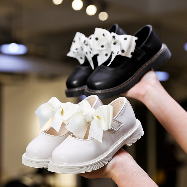 Modern gyerekcipő lányoknak fehér és fekete színben