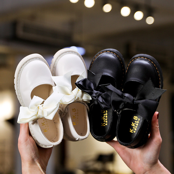 Modern gyerekcipő lányoknak fehér és fekete színben