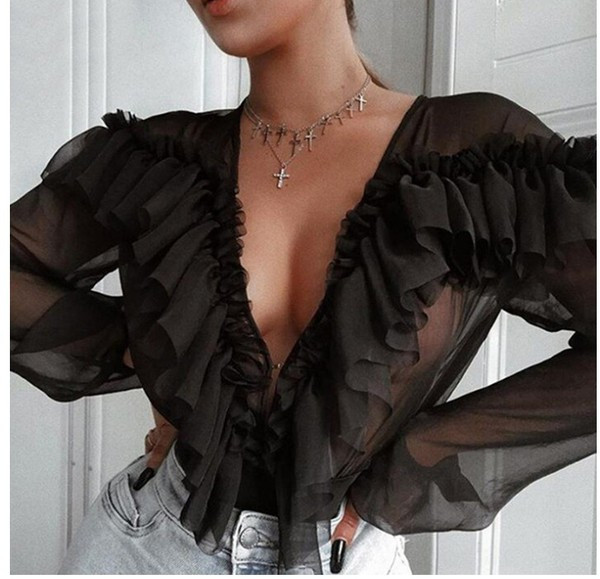 Stílusos női test mély nyakkivágással és hosszú ujjú fekete és bézs színben