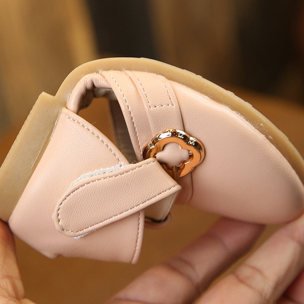 Jelenlegi gyerekszandál lányoknak - három színben