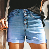 Σύντομα παντελόνια τζιν με ψηλή μέση σε ανοιχτό χρώμα