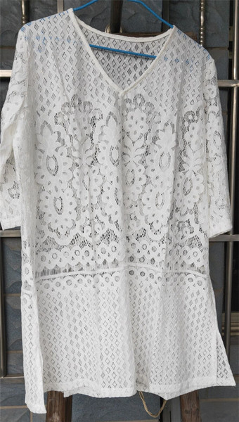 Pareo din dantela de culoare alba si decolteu in V