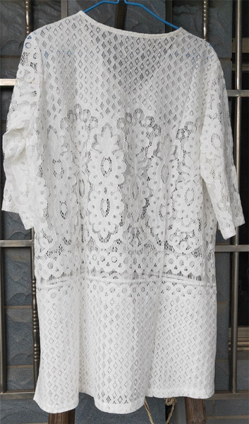 Pareo din dantela de culoare alba si decolteu in V
