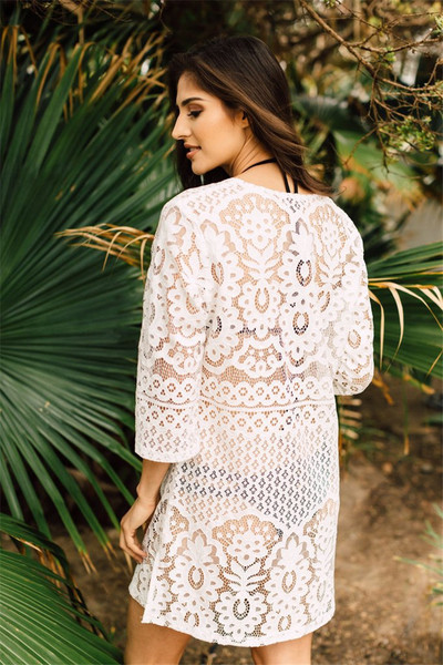 Pareo din dantela de culoare alba si decolteu in V