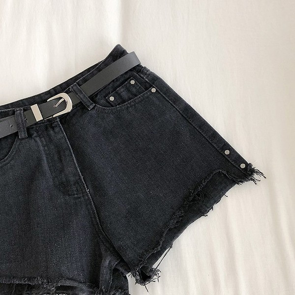 Дамски къси панталони с джобове в черен цвят 