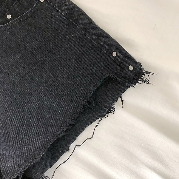 Дамски къси панталони с джобове в черен цвят 