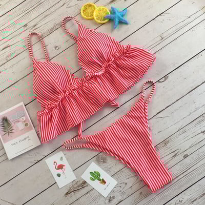 Costum de baie cu dungi în două culori