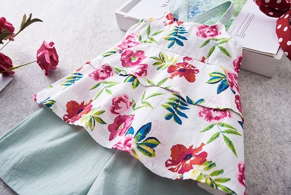 Modern gyerek szett felsőből és nadrágból virágos motívumokkal lányoknak