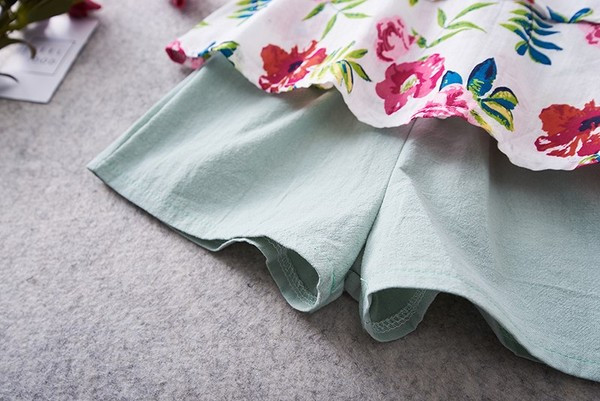 Modern gyerek szett felsőből és nadrágból virágos motívumokkal lányoknak