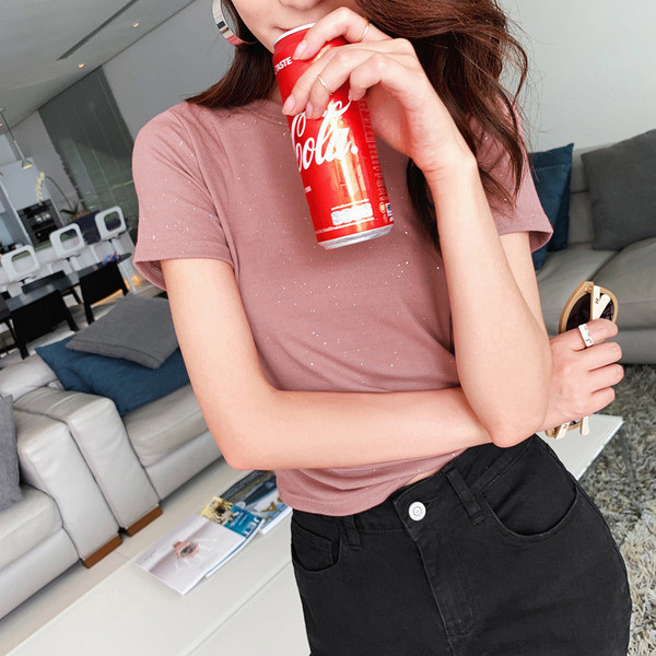 Γυναικεία μπλούζα με λαμπερό αποτέλεσμα σε κοντό μανίκι σε ροζ χρώμα