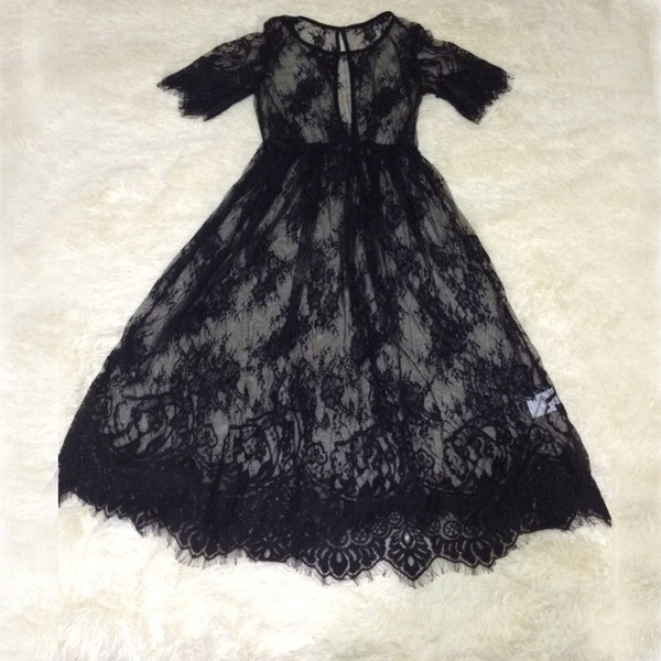 Κομψό γυναικείο παρεό από δαντέλα σε μαύρο και άσπρο χρώμα