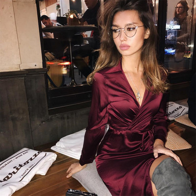 Rochie elegantă din satin cu decolteu în V