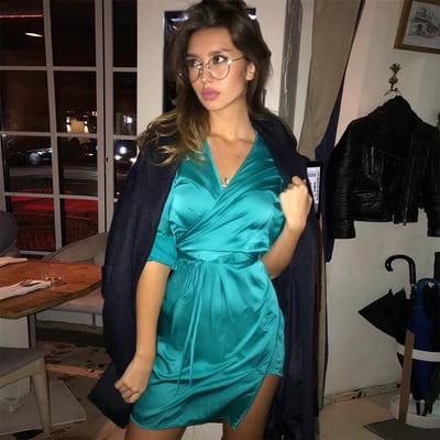 Rochie elegantă din satin cu decolteu în V