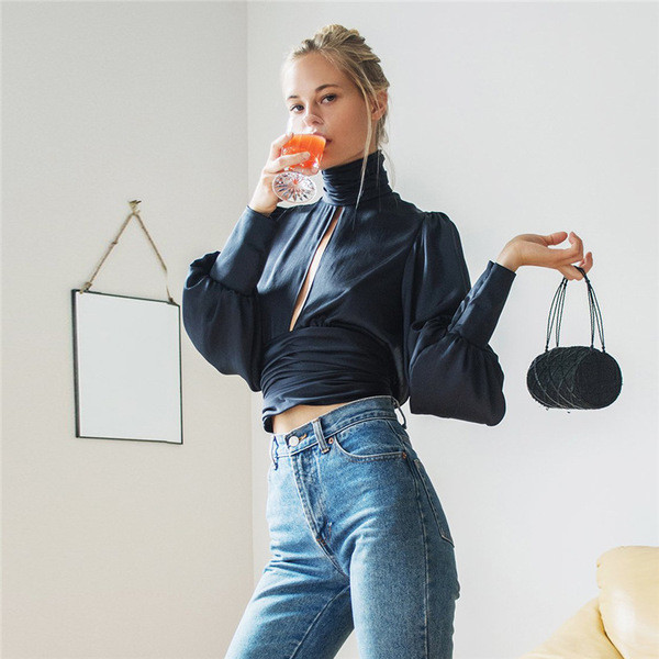 Bluză de damă elegantă cu mâneci lungi și largi