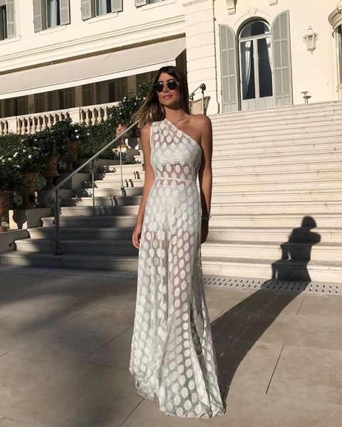 Rochie lunga de dama transparenta cu o bretea in culoarea alba