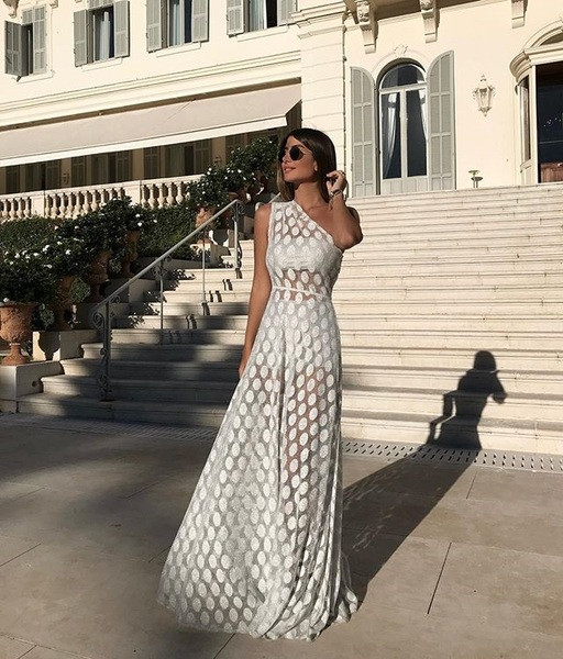 Rochie lunga de dama transparenta cu o bretea in culoarea alba