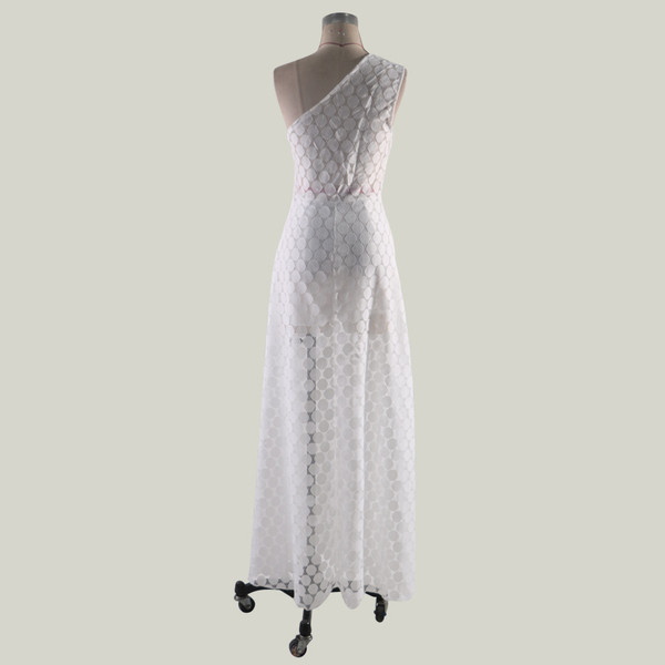 Rochie lunga de dama transparenta cu o bretea in culoarea alba