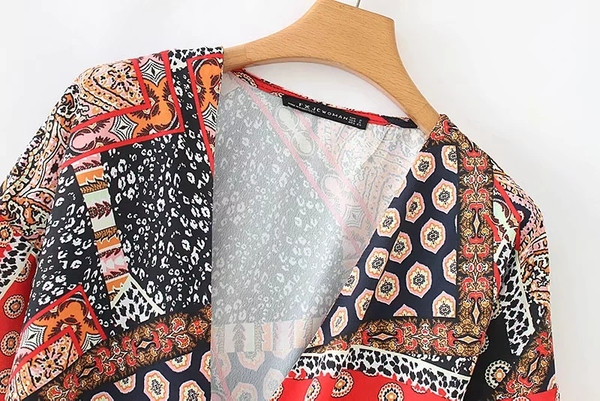 Salopetă scurtă de damă cu decolteu în V și imprimeu