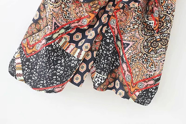 Salopetă scurtă de damă cu decolteu în V și imprimeu