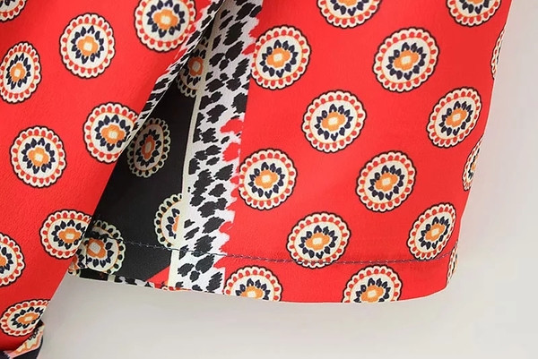 Salopetă scurtă de damă cu decolteu în V și imprimeu