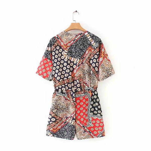 Salopetă scurtă de damă cu decolteu în V și imprimeu